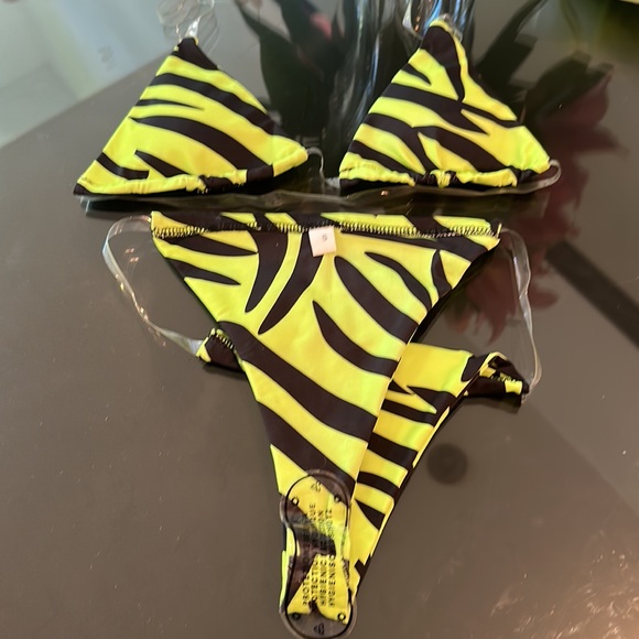 BNWT amazing for tanning berry beach neon, print, bikini, clear straps - Picture 2 of 2